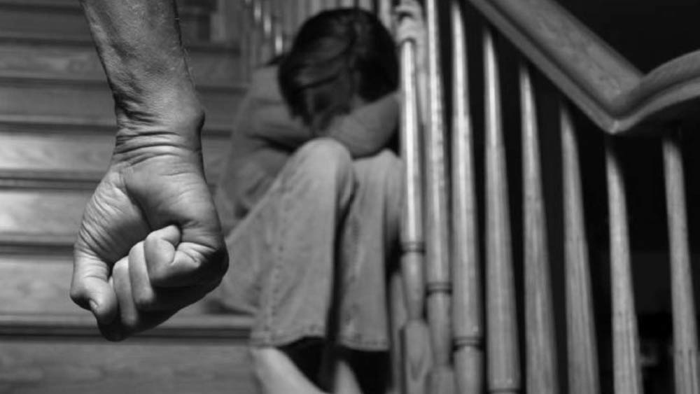 পুলিশ সূত্রে খবর, বুধবার নিজের মেয়েকে ঘরে রেখে কাজে গিয়েছিলেন ওই যুবতী। অভিযোগ, তাঁর অনুপস্থিতির সুযোগে ওই নাবালিকাকে ধর্ষণের চেষ্টা করেন যুবতীর লিভ ইন পার্টনার। কাজ সেরে ঘরে ফিরে এসে এসে যুবকের ‘কুকর্ম’ হাতেনাতে ধরে ফেলেন তিনি।