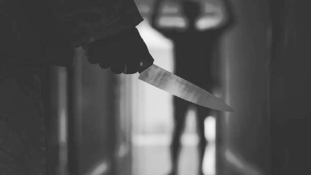 যুবতীর দাবি, নিজের মেয়েকে ধর্ষণে বাধা দিতে গেলে তাঁকেও আক্রমণ করেন তাঁর পার্টনার। পুলিশের কাছে বয়ানে যুবতী বলেন, ‘‘ফার্মে কাজ করতে বাইরে গিয়েছিলাম। ভাগ্য ভাল যে ঠিক সময়ে ফিরে এসেছিলাম। ঘরে ঢুকে ওকে (লিভ ইন পার্টনারকে) একেবারে হাতেনাতে ধরে ফেলি। আমাকেও মারতে আসে। ছুটে গিয়ে রান্নাঘর থেকে একটি ছুরি নিয়ে ওর যৌনাঙ্গ কেটে ফেলি। ওকে উচিত শিক্ষা দিতেই এমন করেছি। যা করেছি, তাতে কোনও আক্ষেপ নেই।’’