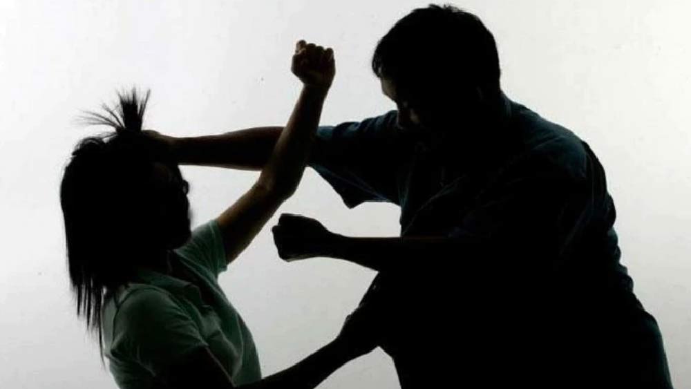 পুলিশ জানিয়েছে, মদ্যপ স্বামীর অত্যাচারের হাত থেকে মুক্তি পেতেই বছর দুয়েক আগে মেয়েকে নিয়ে ওই যুবকের সঙ্গে থাকতে শুরু করেছিলেন ৩৬ বছরের ওই তরুণী।