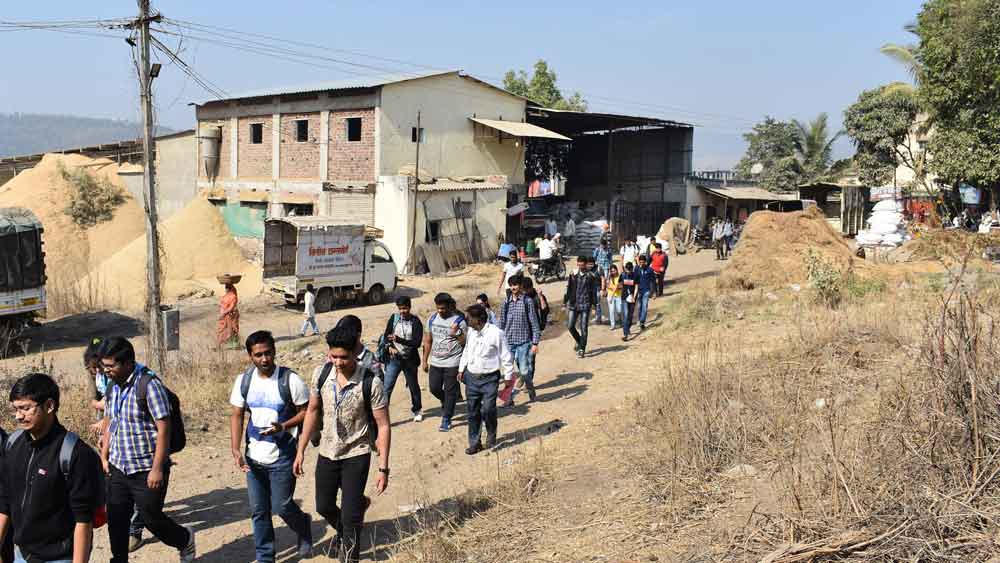 লখিমপুর খেরির এই ঘটনা সংবাদমাধ্যমে জায়গা করে নিলেও তা নিয়ে সে ভাবে দেশ জুড়ে হইচই শুরু হয়নি। যে উত্তাল পরিস্থিতি হয়েছিল বছরখানেক আগে।
