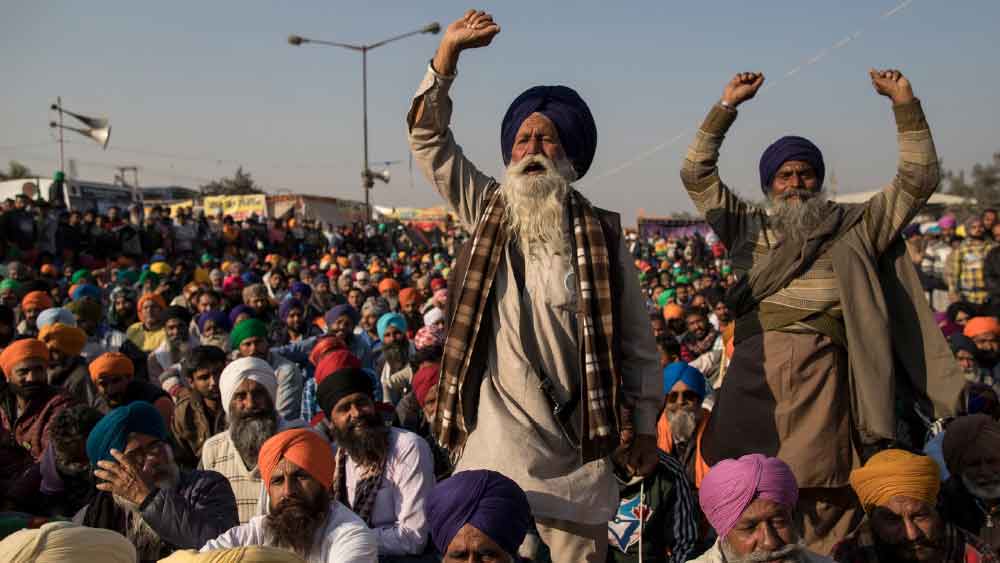 ওই ঘটনাকে কেন্দ্র করে উত্তপ্ত হয়ে ওঠে লখিমপুর খেরি। ওই ঘটনার পর হিংসার জেরে মারা গিয়েছিলেন দুই বিজেপি নেতা, এক গাড়িচালক এবং এক জন সাংবাদিক। লখিমপুর-কাণ্ডের রেশ ছড়ায় দেশের নানা প্রান্তে। উত্তরপ্রদেশ, পঞ্জাব, হরিয়ানা-সহ দেশের একাধিক রাজ্যে মন্ত্রীর ছেলেকে গ্রেফতারির দাবিতে শুরু হয় বিক্ষোভ।