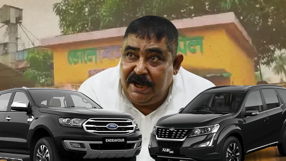 প্রায় ৪০ মিনিট নিরাপত্তারক্ষীরা পথ আটকে রেখেছিলেন। অবশেষে বোলপুরের ‘ভোলে ব্যোম রাইস মিল’-এ ঢোকেন সিবিআই আধিকারিকেরা। চালকলের ভিতরে ঢুকেই ঝকঝকে দামি গাড়ির সম্ভার চোখে পড়ে তাঁদের। সূত্রের খবর, অনুব্রতের স্ত্রী এবং মেয়ের নামেই রয়েছে এই চালকল। গ্যারেজের গাড়িগুলির মালিকদের নামধামও হাতে আসে গোয়েন্দাদের। কী কী গাড়ি রয়েছে ওই চালকলের গ্যারেজে? 