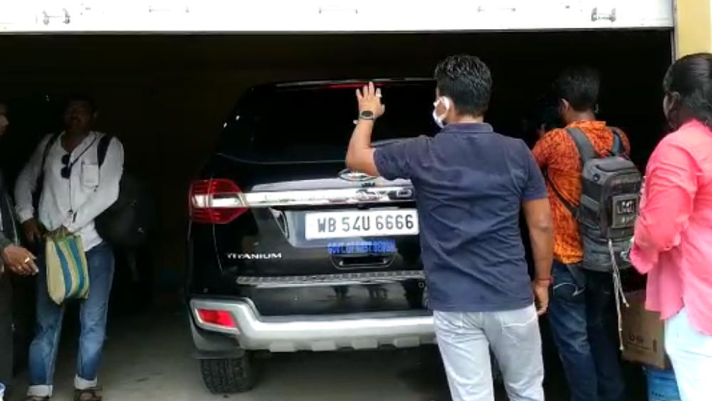 ভোলে ব্যোম রাইস মিলের ভিতরে মোট পাঁচটি গাড়ি রয়েছে। বেশির ভাগ গাড়ির দামই মধ্যবিত্তের ধরাছোঁয়ার বাইরে।