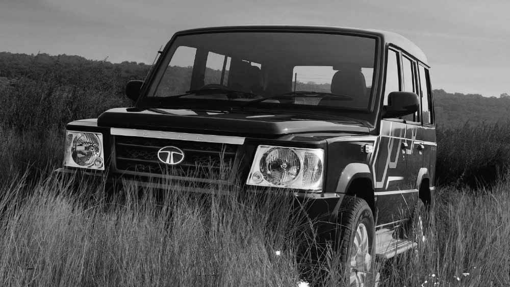 চালকলের গ্যারেজ থেকে উদ্ধার হওয়া বহুমূল্য ঝকঝকে এই সব গাড়িতে আবার সাঁটানো রয়েছে ‘পশ্চিমবঙ্গ সরকার’ লেখা স্টিকার।