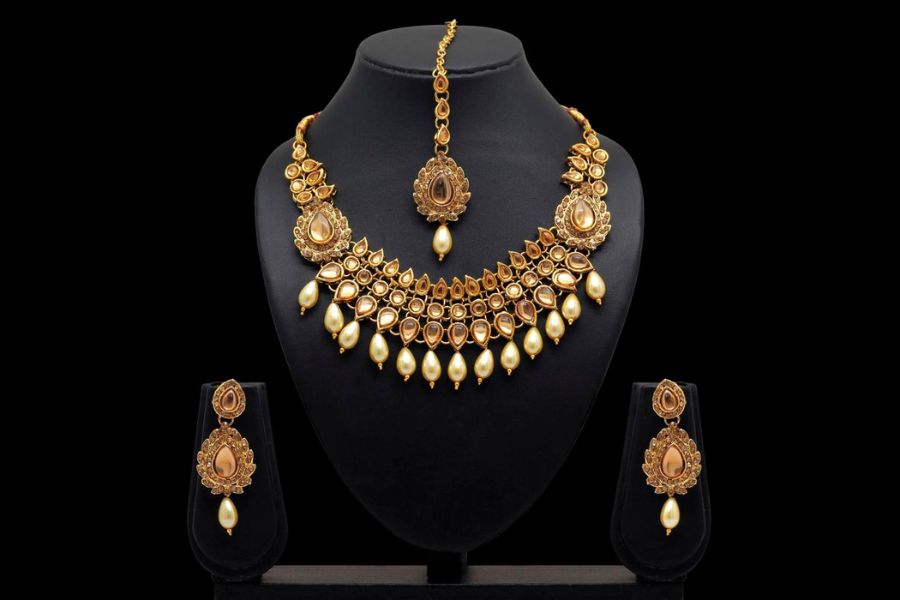 কাঞ্জিভরম ও অন্যান্য সিল্ক শাড়ির সঙ্গে— কাঞ্জিভরম, চান্দেরি, তসরের মতো ভারী শাড়ির জন্য় বেছে নিন কুন্দন সেট। ঝলমলে হিরে বসানো যেন! এ ছাড়া সোনালি ইমিটিশনের গয়না তো আছেই। পরতে পারেন ভারী চোকার। টেম্পল জুয়েলারি। কাঞ্জিভরমের সঙ্গে টেম্পল গয়না, দক্ষিণের লুক নিয়ে আসে।