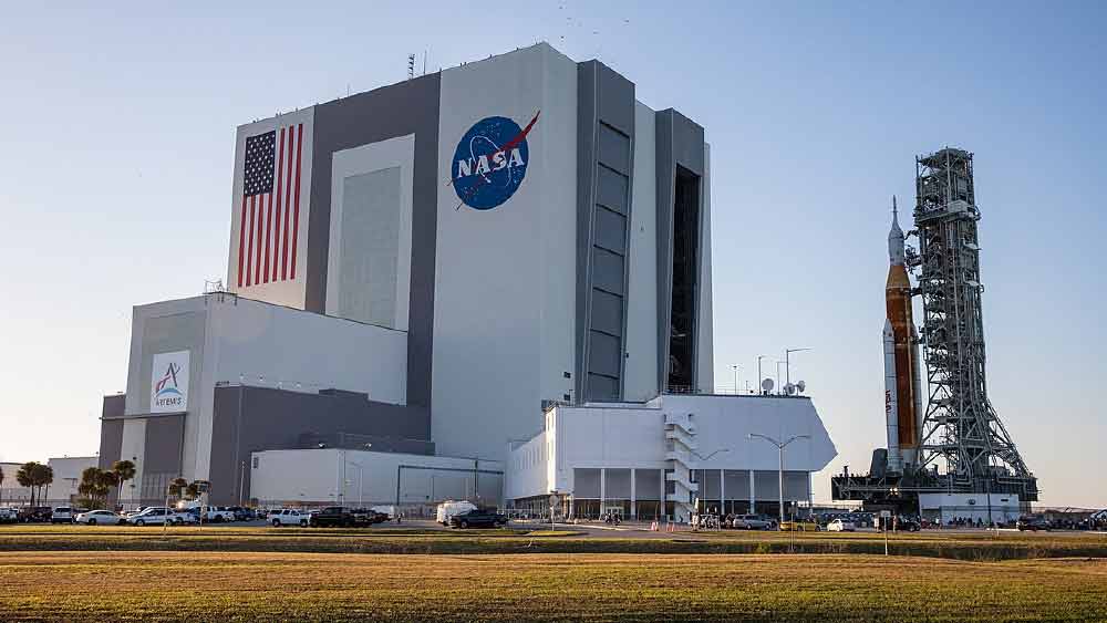 নাসা জানিয়েছে, ‘আর্টেমিস-১’ নামের ওই মিশনে শামিল করা হয়েছে ওরিয়ন মহাকাশযান, মহাকাশে উৎক্ষেপণের জন্য এসএলএস রকেট এবং ফ্লরিডায় নাসার কেনেডি স্পেস সেন্টারের গ্রাউন্ড সিস্টেম।