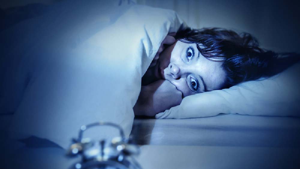 শীতের রাত। লেপকম্বল চাপিয়ে গুটিসুটি মেরে গভীর ঘুমে আচ্ছন্ন। আচমকাই দুঃস্বপ্নের দাপটে সাধের ঘুমের দফরফা। দরদর করে ঘাম গড়িয়ে পড়ছে কপাল থেকে। কাঁপছে হাত-পা। এমন তো অনেকের সঙ্গেই ঘটে। কিন্তু, কেন দুঃস্বপ্ন দেখি আমরা? এ বিষয়ে কৌতূহল দীর্ঘ দিনের। তা নিয়ে নানা মুনির নানা মত। সে তালিকায় নাম জুড়েছে আমেরিকার মনোবিদ এবং লেখিকা কারমেন হেরা-র।