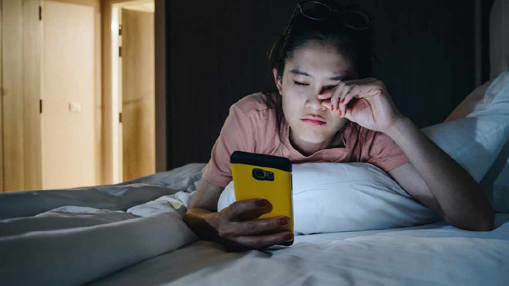 শুধু কি আবেগের অপূর্ণতা, সঠিক পদ্ধতিতে না ঘুমালেও দুঃস্বপ্ন হানা দিতে পারে বলে মনে করেন হেরা। তিনি বলেন, ‘‘দীর্ঘ দিন ধরে অনিয়মিত ঘুমের ধাত থাকলে তা আমাদের বিশ্রামে বেশ ব্যাঘাত করতে পারে। বার বার ঘুমের সময় পাল্টানোর জেরেও আমাদের মন উদ্‌ভ্রান্ত হয়ে পড়ে। অনেকে আবার অনিদ্রায় ভোগেন। এর জেরে স্বপ্নের চরিত্র বদলে গিয়ে তা দুঃস্বপ্নে বদলে যায়।’’