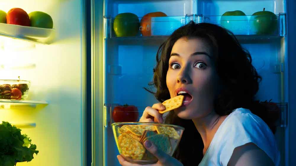 কে না জানে, পেটপুজোর সঙ্গে ঘুমের সম্পর্ক বেশ গভীর! তবে পেটপুজোর সঙ্গে দুঃস্বপ্নের সম্পর্কের কথা শুনিয়েছেন হেরা। তিনি বলেন, ‘‘দীর্ঘ দিন ধরেই আমাদের খাবারদাবারের সঙ্গে স্বপ্নের সম্পর্ক গড়া হয়েছে।’’