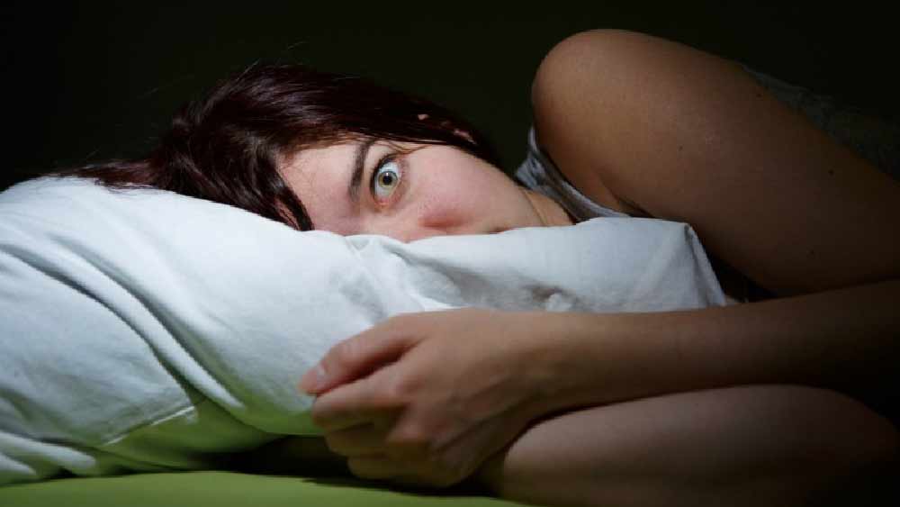 হেরার সতর্কবার্তা, খাওয়ার পর পরই ঘুমাতে গেলে তাতে হানা দিতে পারে দুঃস্বপ্ন। তিনি বলেন, ‘‘অনেকেই এটা মানেন যে, রাতে খাওয়ার ঠিক পরেই ঘুমাতে গেলে দুঃস্বপ্ন দেখা দিতে পারে। এটা বিজ্ঞানসম্মত ভাবেও সত্য। কারণ, খাওয়ার পর দেহের বিপাকক্রিয়া বেড়ে যায়। তাতে রাতে মস্তিষ্কের কাজকর্মও বৃদ্ধি পায়।’’