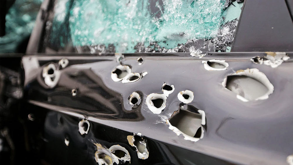 কখনও প্রাণনাশের হুমকি, তো কখনও পরিবারের সদস্যদের ক্ষতি করে দেওয়া হবে বলেও ভয় দেখানো হয়। তাই নিজের এবং কাছের মানুষদের সুরক্ষার কথা চিন্তা করে নিজেদের সংগ্রহে বুলেট নিরোধক গাড়িও যোগ করেছেন বলিউডের কয়েক জন তারকা।