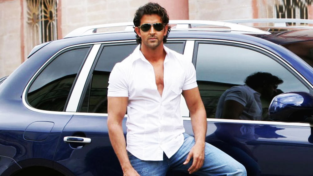 রোশন-পুত্র হৃতিকের কাছেও এই ধরনের একটি গাড়ি রয়েছে। তাঁর সংগ্রহে মার্সিডিজ বেঞ্জ পাঁচ মডেলের যে গাড়িটি রয়েছে তা গোলাবাজি থেকেও গাড়ির ভিতরে থাকা যাত্রীদের সুরক্ষিত রাখে।