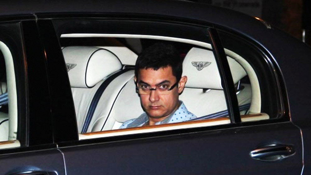 এই কারণে নিজের সুরক্ষার জন্য শাহরুখের মতোই মার্সিডিজ বেঞ্জ এস৬০০ গার্ড মডেলের গাড়ি কিনেছেন আমির খান।