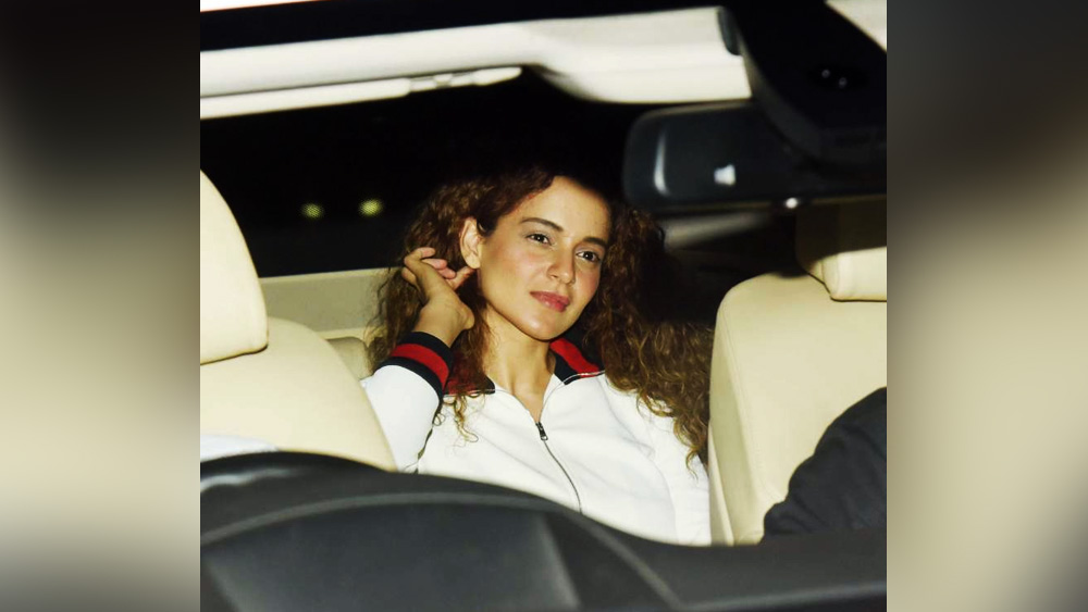 শুধু বিলাসবহুলই নয়, এই গাড়িটি এমন ভাবে তৈরি করা হয়েছে যে, গুলি চললেও গাড়ির কোনও ক্ষতি হবে না।