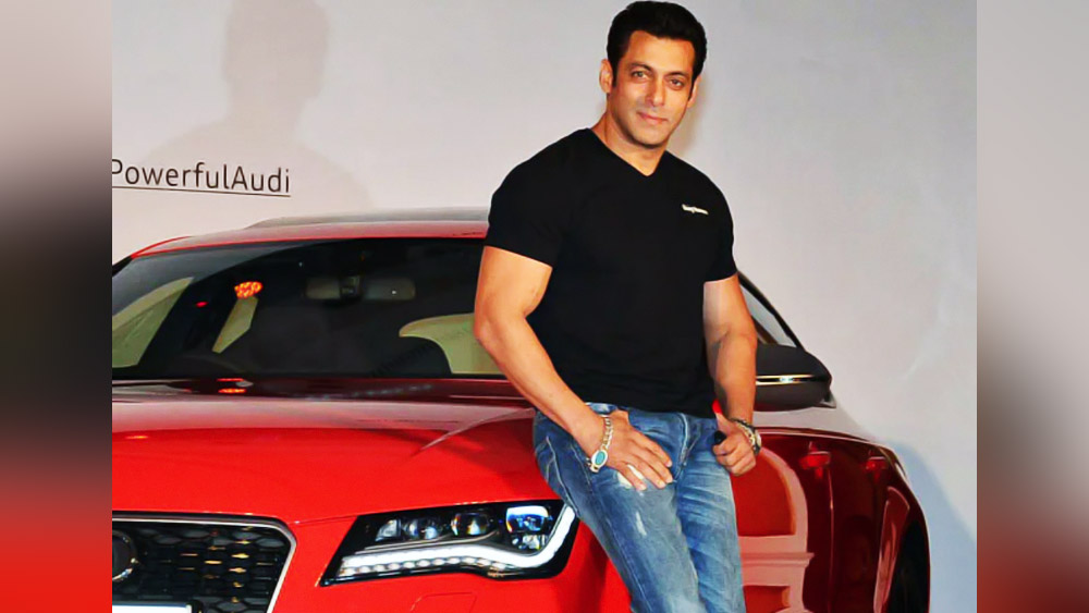 সম্প্রতি বুলেট নিরোধক গাড়ি কিনেছেন বলিউডের ‘ভাইজান’। নিজের সুরক্ষার জন্য দেড় কোটি টাকা মূল্যের একটি টয়োটা ল্যান্ড ক্রুসার কিনেছেন সলমন। জানা যায়, বর্তমানে এই গাড়িটি সংস্থার তরফে আর তৈরি করা হয় না।