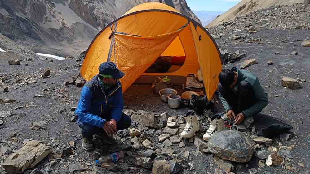 বেস ক্যাম্প।
