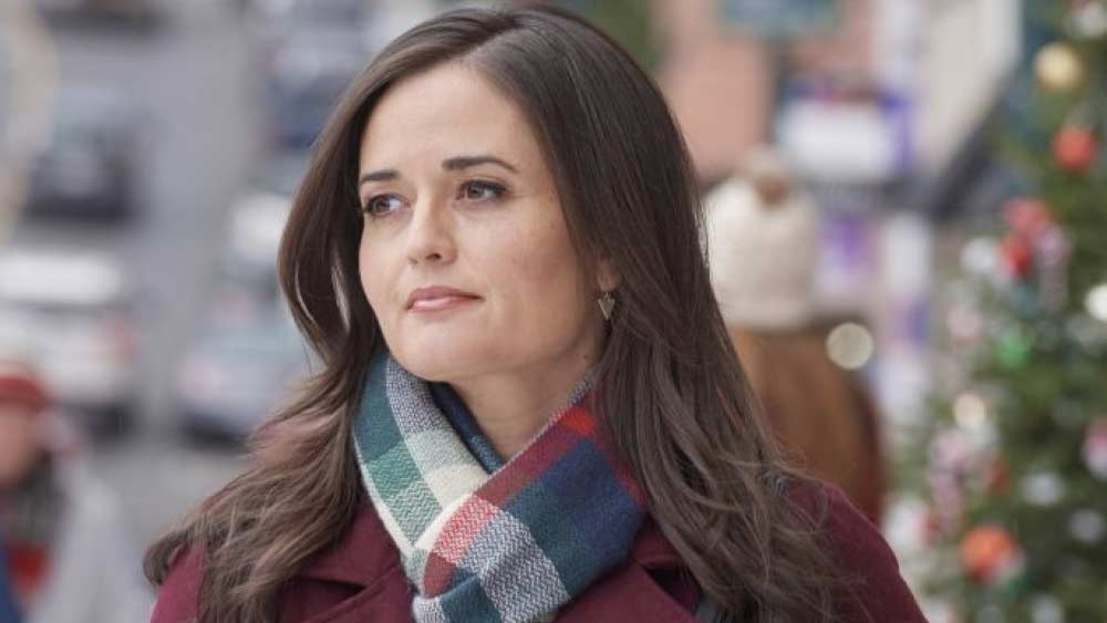 তবে গণিতচর্চা করতে করতেই আবার অভিনয় জগতে ফিরে আসেন ড্যানিকা। বড় এবং ছোটপর্দার পাশাপাশি অনেক মিউজিক ভিডিয়োতেও অভিনয় করেছেন তিনি।