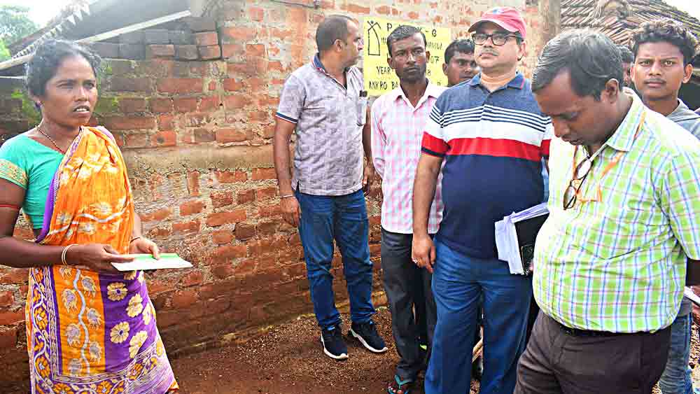 সুরজমণির সঙ্গে কথা বলছেন কেন্দ্রীয় প্রতিনিধিরা। ছবি: রথীন্দ্রনাথ মাহাতো