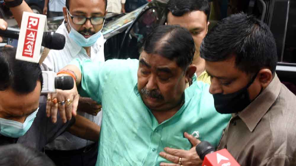 সরাসরি: অনুব্রতকে দেখে  ফের ‘গরু চোর’ স্লোগান, তাঁকে আনা হল আসানসোল আদালতে