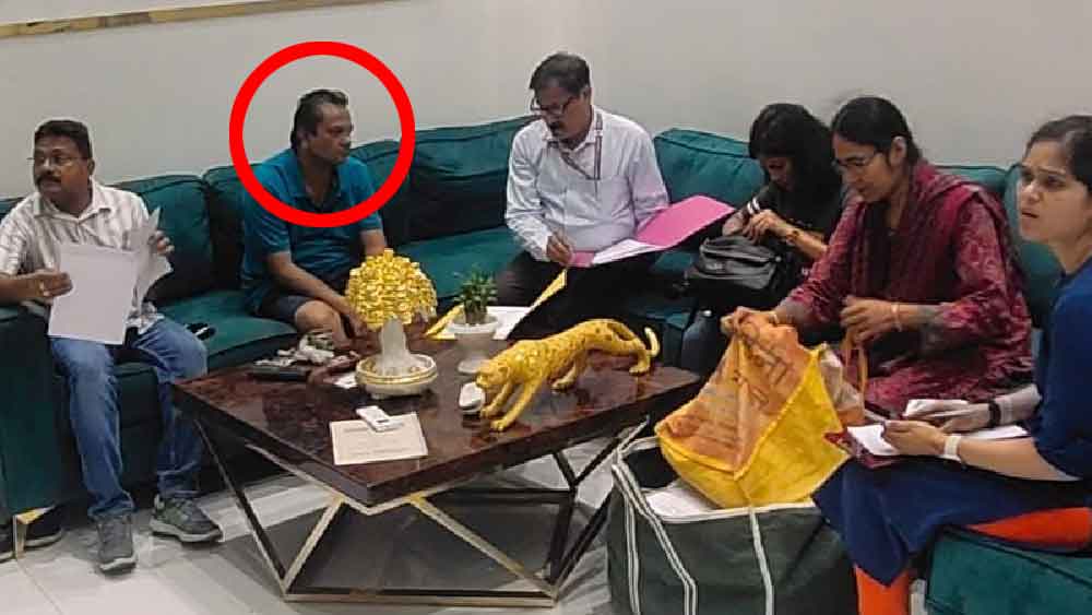 সন্তোষ পাল নিজে আরটিও আধিকারিক। তাঁর স্ত্রী রেখা পালও একই অফিসে করণিকের কাজ করেন। শুধু স্ত্রী নন, আরটিওতে কাজ করেন সন্তোষের বহু আত্মীয়ও।