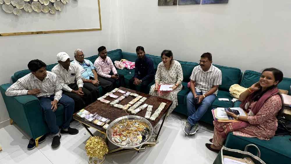 সন্তোষের তিনটি বাড়িতে তল্লাশি চালিয়ে নগদ ১৬ লক্ষ টাকা এবং প্রচুর গয়না উদ্ধার করেন ইওডব্লিউ আধিকারিকরা।