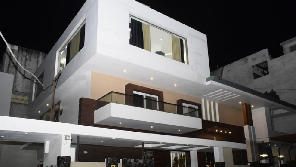 গত দু’বছর ধরে সন্তোষের গতিবিধি এবং তাঁর সম্পত্তির উপর নজর রাখছিল ইওডব্লিউ। দু’বছরে তাঁর সম্পত্তি আয়ের তুলনায় ৬৫০ গুণ বেড়েছে বলে জানিয়েছে ইওডব্লিউ।