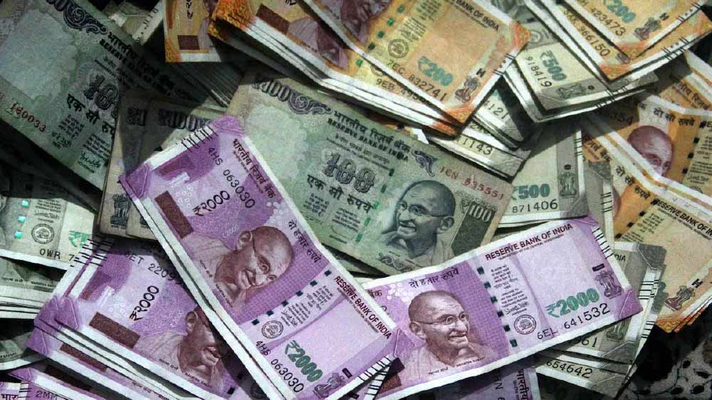 মাসে ৬৫ হাজার টাকা বেতন পান সন্তোষ। এই বেতনে বিপুল সম্পত্তির অধিকারী কী ভাবে হলেন, তা নজরে আসে ইওডব্লিউ-র।