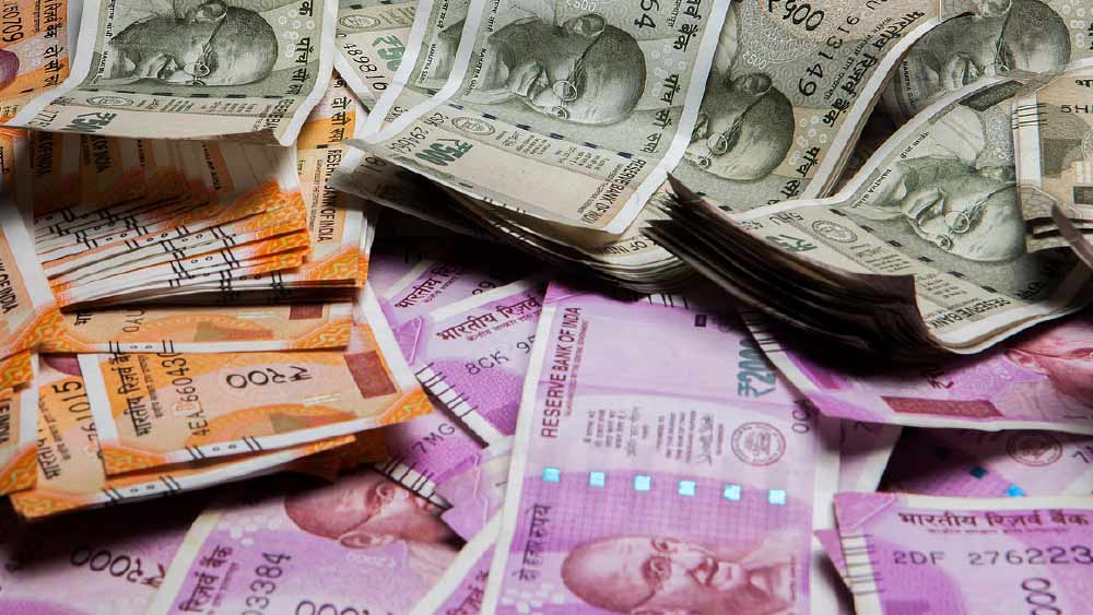 ইওডব্লিউ তদন্তে নামতেই চাঞ্চল্যকর সব তথ্য উঠে আসে। ইওডব্লিউ সূত্রে খবর, স্থাবর এবং অস্থাবর মিলিয়ে সন্তোষের মোট সম্পত্তির পরিমাণ ৩০০ কোটি টাকা।