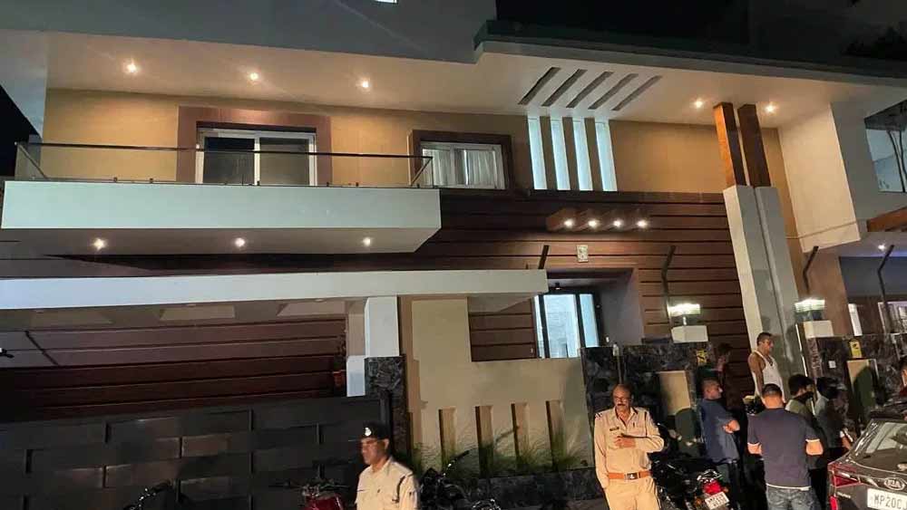 জবলপুরের শতাব্দীপুরমে ১০ হাজার বর্গ ফুটের দু’টি বাড়ি রয়েছে সন্তোষের।