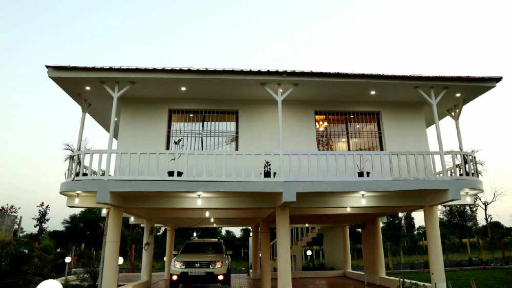 এ ছাড়াও গৌরীঘাটে ১,২৪৭ বর্গফুট এবং ১,১৫০ বর্গফুটের দু’টি বাড়ি এবং আরও দু’টি বাড়ি রয়েছে তাঁর নামে। ইওডব্লিউ তিনটি বাড়িতে তল্লাশি চালালেও, তারা জানিয়েছে যে, সন্তোষের মোট ছয়টি বাড়ি রয়েছে। তাঁর নামে রয়েছে দুটি দোকানও।