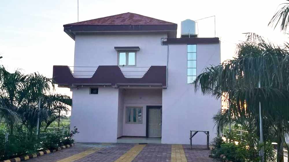 ইওডব্লিউ আরও জানিয়েছে যে, সন্তোষের একটি খামারবাড়ি রয়েছে। সেই খামারবাড়ির আয়তন প্রায় দেড় একর। একটি স্করপিও এবং আই ২০ গাড়ি রয়েছে। এ ছাড়াও দু’টি মোটরবাইক রয়েছে।