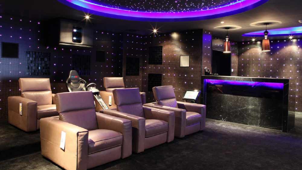 সন্তোষ তাঁর বিলাসবহুল বাড়িতে ছোটখাটো একটি সিনেমাহলও বানিয়েছেন। কোনও বিলাসবহুল সিনেমাহলের সঙ্গে এর ফারাক খুঁজে পাওয়া ভার বলে দাবি ইওডব্লিউ-র অফিসারদের। সেই সিনেমাহলে রয়েছে দামি সোফা থেকে বিনোদনের যাবতীয় আয়োজন।