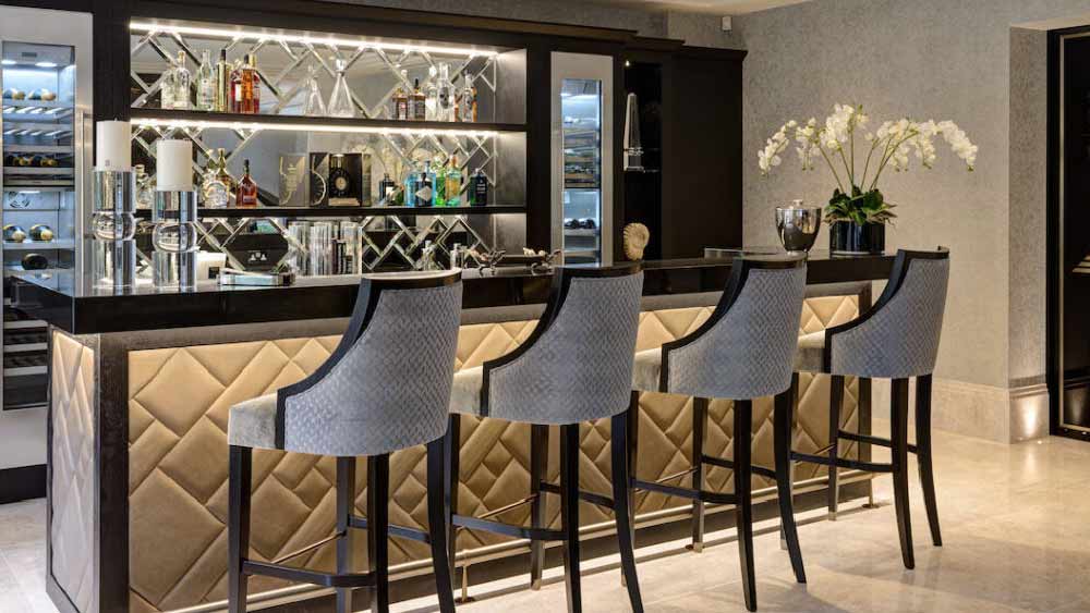 আরও চমকের বিষয়, সন্তোষ একটা ছোটখাটো বারও বানিয়েছেন বাড়িতে। সেখানে থরে থরে সাজানো দামি মদ। এ ছাড়াও রয়েছে বিশাল একটি কনফারেন্স হল।