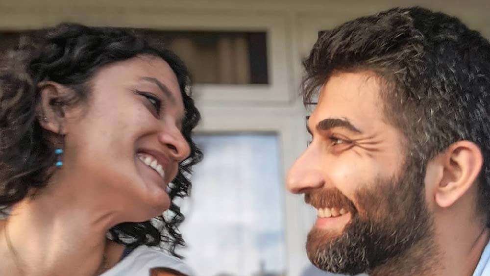 অতিমারি আবহের কয়েক মাস আগে আশিসের সঙ্গে নেটমাধ্যমে আলাপ হয় তানিশার। শীঘ্রই আশিস এবং তানিশা একে অপরের সঙ্গে মেলামেশা শুরু করেন।