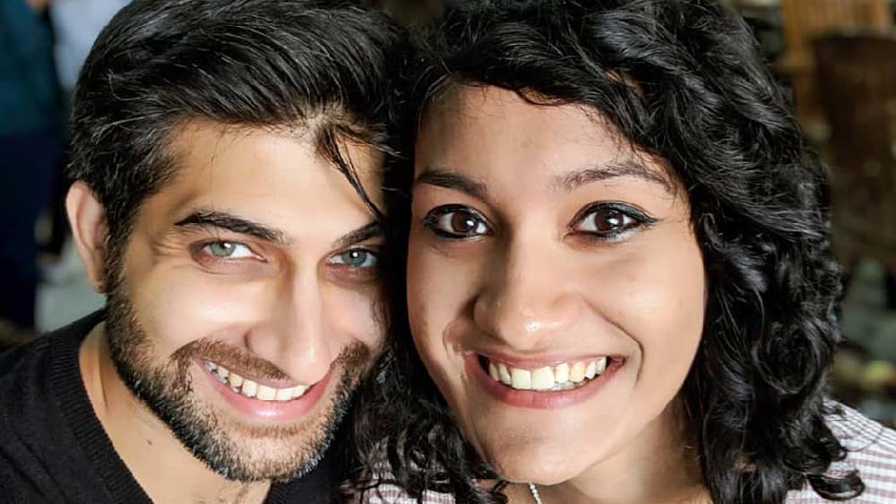 তানিশা প্রেম নিবেদন করলে আশিস জানান, তিনি বিবাহিত এবং তাঁর স্ত্রীর নাম শ্বেতা।