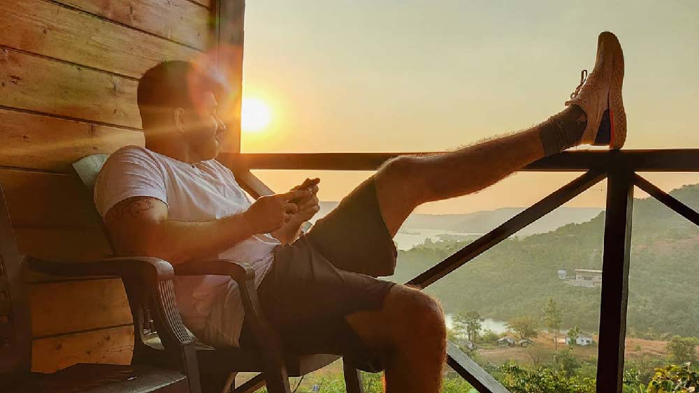 প্রেম কিছু দিন গড়াতেই আশিসকে একসঙ্গে এক বাড়িতে থাকার প্রস্তাব দেন তানিশা। আশিস সাফ জানিয়ে দেন,  শ্বেতা অনুমতি দিলে তবেই তাঁদের একসঙ্গে থাকা সম্ভব।