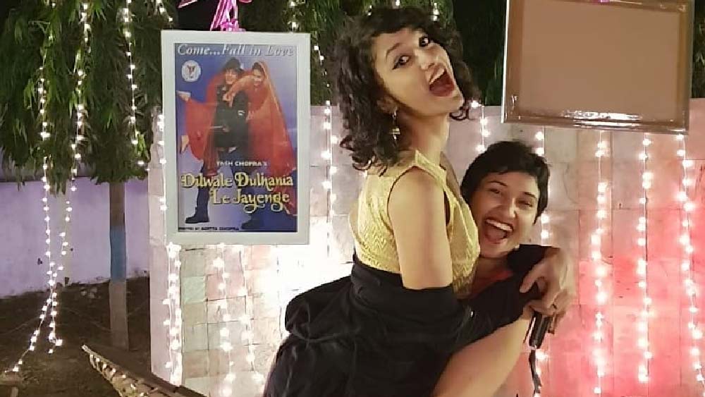 আলাপের পর ঘনিষ্ঠতাও বাড়ে তানিশা এবং শ্বেতার মধ্যে। একসঙ্গে আড্ডা দেওয়া থেকে শুরু করে একান্তে সময় কাটানো, একে অপরের সঙ্গে সহজ হতে শুরু করেন শ্বেতা-তানিশা।