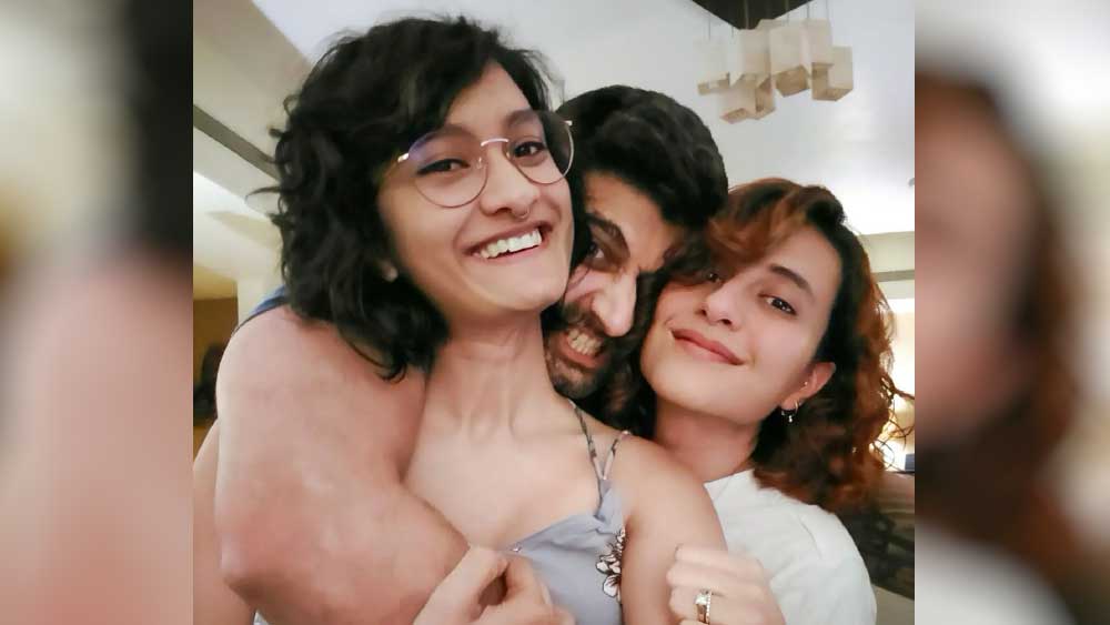 এর পর থেকেই একসঙ্গে পথ চলা শুরু তিন জনের। একসঙ্গে খাওয়া-দাওয়া থেকে শুরু করে ঘুরতে যাওয়া, একে অপরকে ছাড়া এক মুহূর্ত কাটে না তিন প্রেমিক-প্রেমিকার। অতিমারি আবহেও তিন জন একসঙ্গেই ছিলেন।