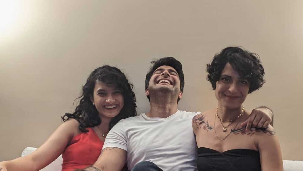 তাঁদের একটি ইনস্টাগ্রাম পেজ রয়েছে। যৌনশিক্ষা এবং এর প্রয়োজনীয়তা নিয়ে মানুষকে সচেতন করার উদ্দেশ্যে এই ইনস্টাগ্রাম অ্যাকাউন্টটি খোলা হয়েছে বলে দাবি তাঁদের। শারীরিক সম্পর্ক নিয়ে বিচিত্র অভিজ্ঞতা, বহুগামিতা এবং হতাশা কাটিয়ে স্বাভাবিক জীবনে ফেরার পন্থা নিয়ে ইনস্টাগ্রামে আলোচনা করেন এই ত্রয়ী।