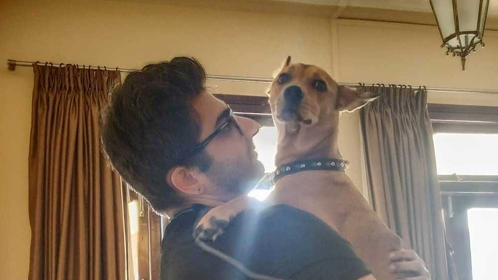 আশিস আরও বলেন, ‘‘এমন কোনও সরকারি নথি নেই যাতে তাঁদের তিন জনের সম্পর্ক কী সেটা বোঝানো সম্ভব।’’ কোনও আপৎকালীন অবস্থায় বা চিকিৎসার ক্ষেত্রে তিনি এবং তাঁর স্ত্রী শ্বেতা তানিশার বিষয়ে কোনও সিদ্ধান্ত নিতে পারেন না বলেও আশিস জানিয়েছেন। আশিস এ-ও জানিয়েছেন, তাঁরা যে বাড়িতে ভাড়া থাকেন সেখানেও মালিকের সঙ্গে করা চুক্তিপত্রে তানিশার নাম কোথাও নেই।