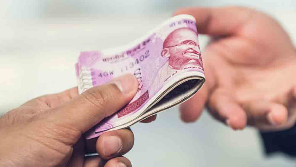 ইওডব্লিউ সূত্রে খবর, সন্তোষ এই বিপুল সম্পত্তি বানিয়েছেন ঘুষের টাকায়। শুধু তাই নয়, তাঁর বিরুদ্ধে হুমকি দিয়ে টাকা আদায়েরও বেশ কয়েকটি মামলা রুজু হয়েছে।