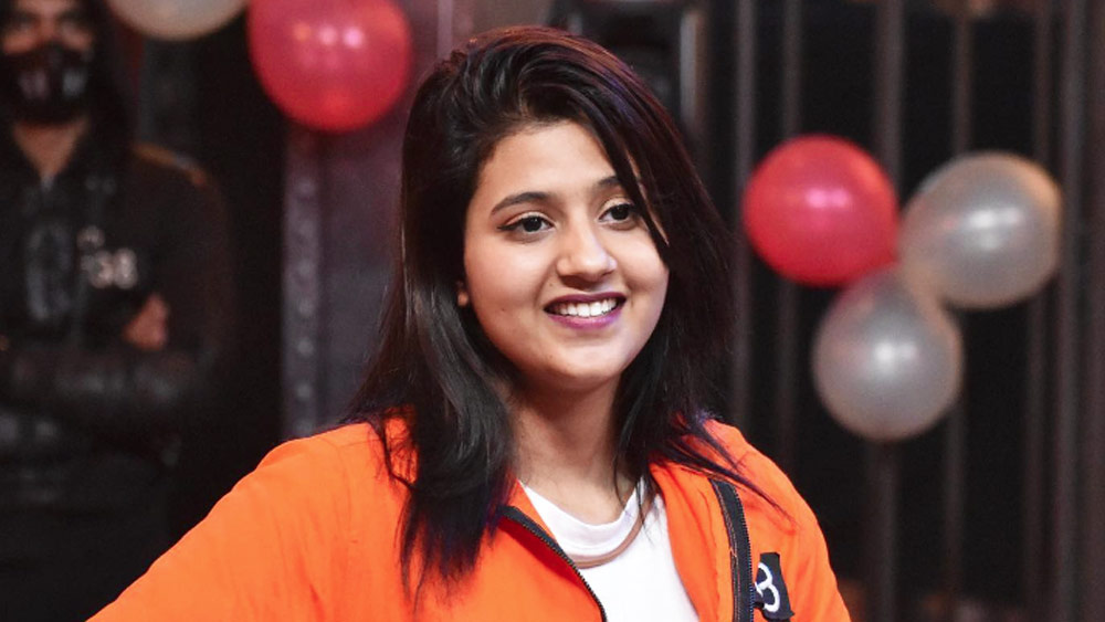 সে অর্থে বলিউডের পর্দাকাঁপানো তারকা নন। পুঁজি বলতে, গুটিকয়েক মিউজিক ভিডিয়ো। এবং অবশ্যই কঙ্গনা রানাউতের রিয়্যালিটি শো— ‘লক আপ’। তাতে কী! অঞ্জলি অরোরাকে অস্বীকার করার জো আছে কি?