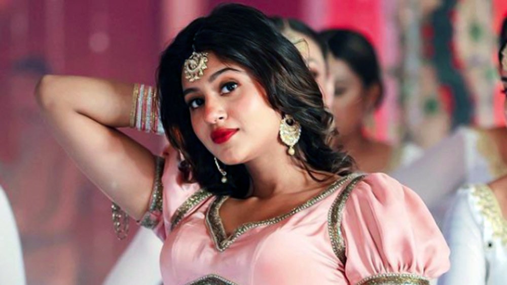 ইউটিউব হোক বা টিকটকের রিল, মোজ অথবা ইনস্টাগ্রামের পাতা— সবেতেই ছেয়ে গিয়েছেন দিল্লির এই যুবতী। আজকাল অবশ্য একটি ভাইরাল এমএমএস বিতর্কের আঁচ থেকে নিজেকে বাঁচাতে ব্যস্ত অঞ্জলি। তবে সে বিতর্কের আগেও বহু বার তাঁর ‘বেফাঁস’ কথায় বিতর্কে ছড়িয়েছে।