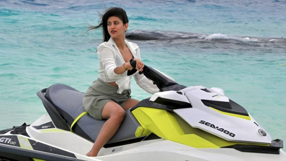 কখনও স্ট্যান্ড-আপ কমেডিয়ান মুনাওয়ার ফারুকির সঙ্গে দুষ্টুমিষ্টি প্রেম তো কখনও নিজের যৌনজীবন নিয়ে খুল্লামখুল্লা ‘স্বীকারোক্তি’। অঞ্জলিকে যে অস্বীকার করার জো নেই, তা বেশ বুঝিয়ে দিয়েছেন তিনি।