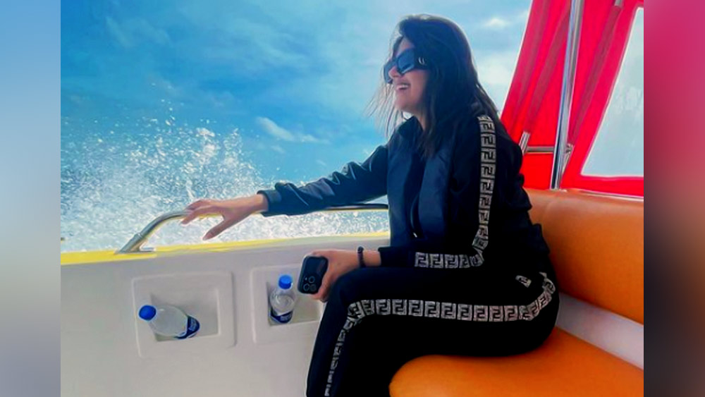 রুশ হোটেলকর্মীর সঙ্গে কি শুধুই পার্টি করেছিলেন অঞ্জলি? এ নিয়ে অনেকেই তাঁদের কল্পনার ঘোড়দৌড় শুরু করেছিলেন। আর অঞ্জলিকে নিয়ে বিতর্কের নৌকায় জোরদার হাওয়া লেগেছিল।