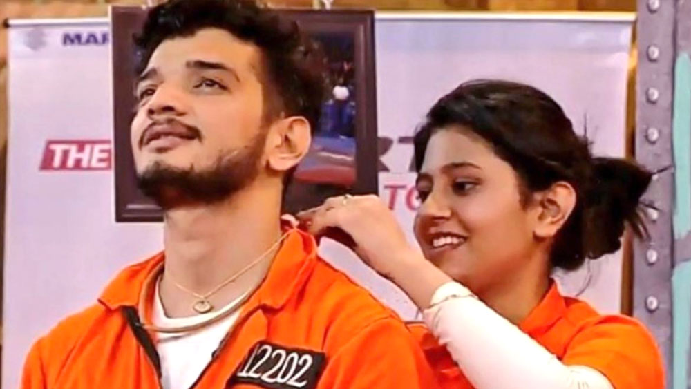 কী বলেছিলেন অঞ্জলি? বেশ তো দু’জনে একে অপরের চোখে চোখ, হাতে হাত রেখে ঘুরে বেড়াতেন। তারই ফাঁকে এক পর্বে অঞ্জলি বলে ফেলেছিলেন, ‘‘আমি তোমাকে ভালবাসি!’’ তা শুনে মুনাওয়ারের মুচকি হাসি বেরিয়েছিল। তিনি পাল্টা বলেছিলেন, ‘‘তোমার জন্য মাথার ডাক্তারকে ডাকছি।’’ সঙ্গে সঙ্গে অঞ্জলির জবাব ছিল, ‘‘হ্যাঁ, তার প্রয়োজন আছে।’’