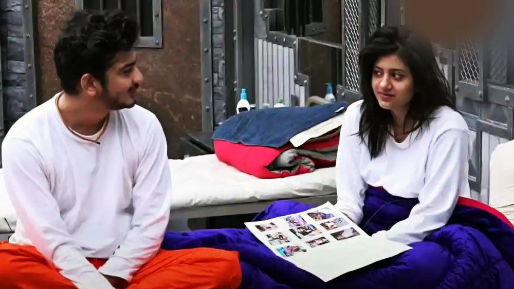 অঞ্জলি এবং মুনাওয়ার— এমন ‘মিষ্টি’ জুটির প্রেম প্রেম ভাব সবে জমে উঠতে শুরু করেছে ‘লক আপে’, সে সময়ই আবার নিন্দকদের হানা। ও সব প্রেমট্রেম যে সবই মিছে, তেমন কথাও ভেসে উঠেছিল নেটমাধ্যমে।