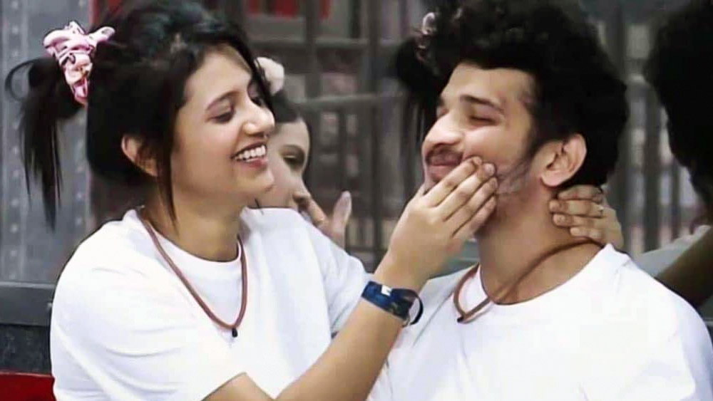 মুনাওয়ারের প্রতি তাঁর টান অমোঘ, এমনই দাবি করেছেন অঞ্জলি। তিনি বলেছিলেন, ‘‘লক আপে থাকার সময় নিজের সমস্ত আবেগ মেলে ধরেছিলাম। ওই খেলার কোনও পর্বেই মিথ্যা কথা বলিনি। মুনাওয়ারের প্রতি আমার টানও অস্বীকার করিনি। এক বার ভালবাসার কথা বলার পর পিছু হঠিনি। মিথ্যা বলে আমার কী লাভ?’’