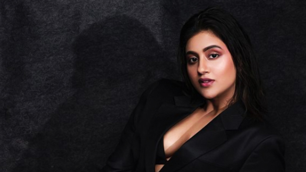 ‘লক আপে’ নিজেকে মেলে ধরেছিলেন বলে দাবি করেছিলেন অঞ্জলি। তাঁর সাফ কথা, ‘‘অন্যেরা আমার সম্পর্কে কে কী বলল, তাতে কিছু যায়-আসে না! আমি মনে করি, আপনি সৎ ভাবে কোনও কিছুতে বিশ্বাস করলে লোকে আপনাকে ভালবাসবেই। এমনকি, ভুল করলেও তা মাফ করে দেবে। নিজের আবেগের প্রতি সৎ থাকাকেই গুরুত্ব দিয়েছি। লোকদেখানো কিছু করিনি।’’