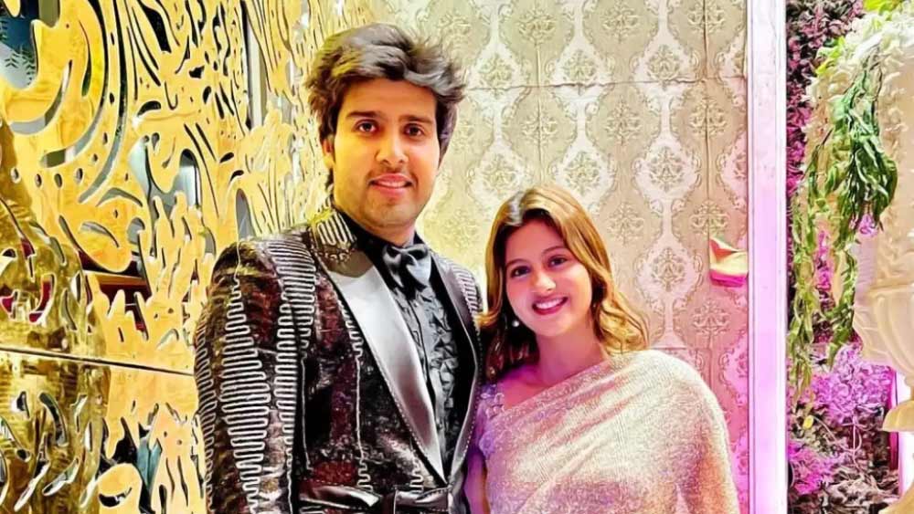 অঞ্জলি যা-ই বলুন না কেন, ‘লক আপ’ শেষ হতেই আকাশের পরিবারের সঙ্গে দেখা করতে ছুটেছিলেন। পরস্পরের পরিবারের সদস্যরাও দেখাসাক্ষাৎ করেছিলেন। তা নিয়ে কম জল্পনা ছড়ায়নি। তবে অঞ্জলির বলেছিলেন, ‘‘গোটা সপ্তাহটা আমার আর আকাশের পরিবারের সঙ্গে দারুণ কাটল। আকাশের পরিবারও তো আমার নিজেরই! খুব মজা করেছি।’’